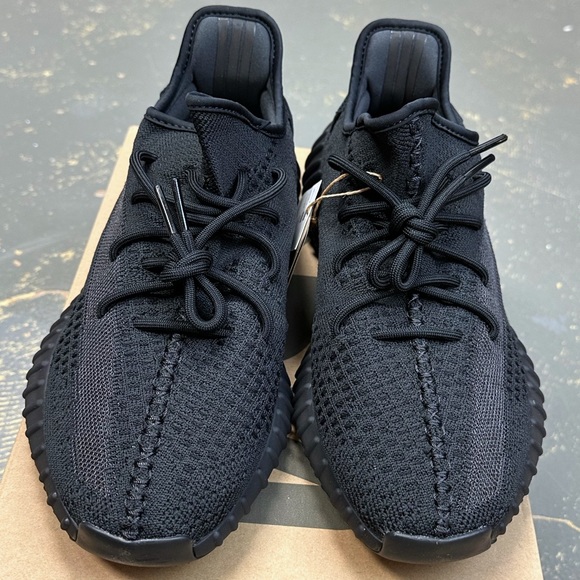 Adidas Boost Yeezy 350 V2 Onyx HQ4540 10.5 Kanye West - Picture 3 of 9